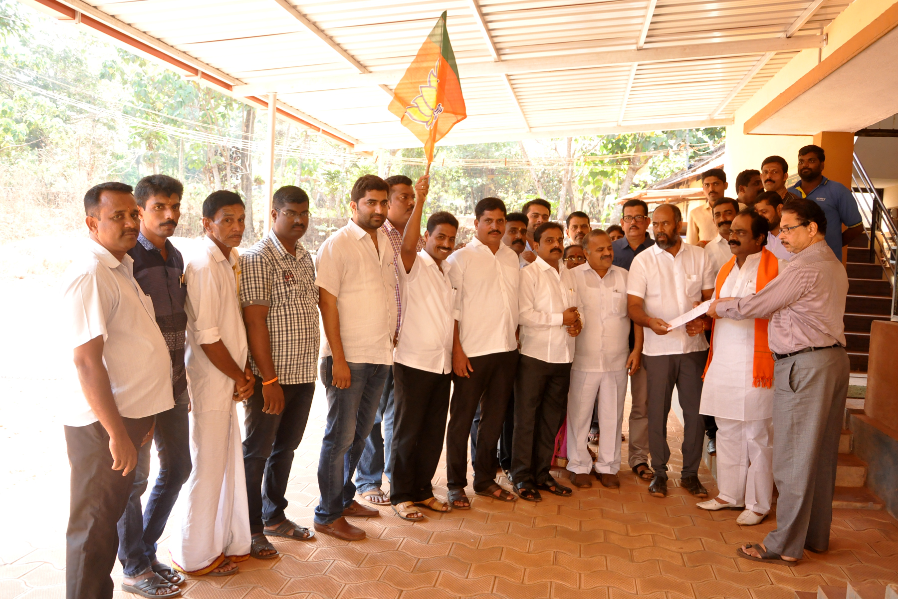 ರೈತರ ಸಾಲ ಮನ್ನಾ ಒತ್ತಾಯಿಸಿ ಬಿಜೆಪಿಯಿಂದ ಮನವಿ